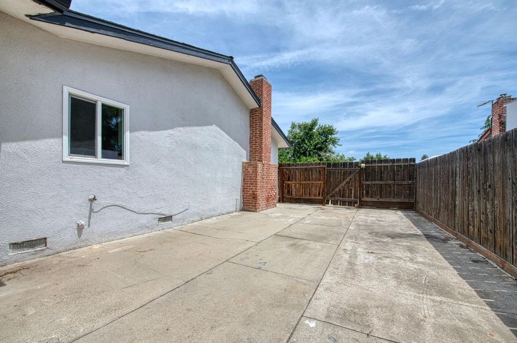 Image 33 of property listing at 1545 Sunnyside Avenue, Clovis, CA 93611