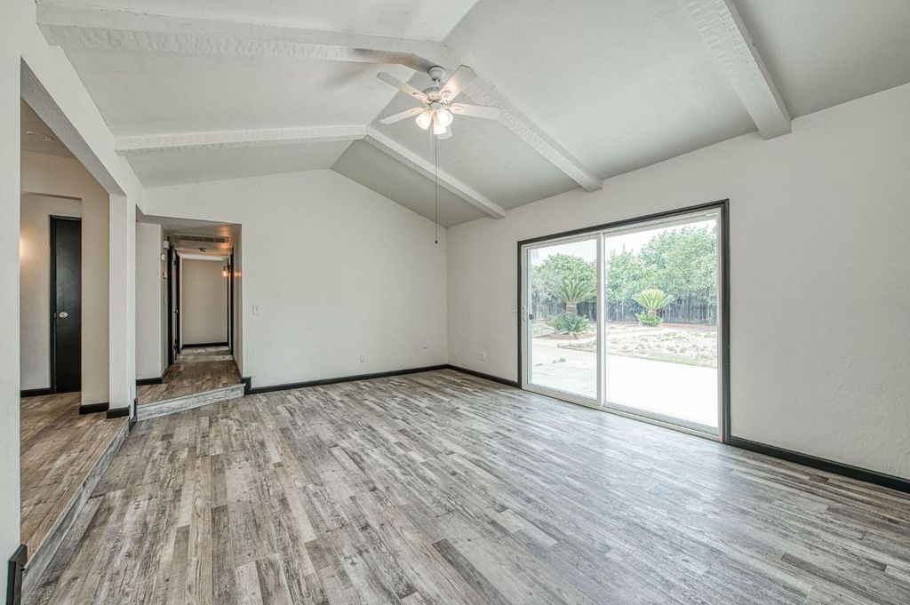 Image 8 of property listing at 1545 Sunnyside Avenue, Clovis, CA 93611