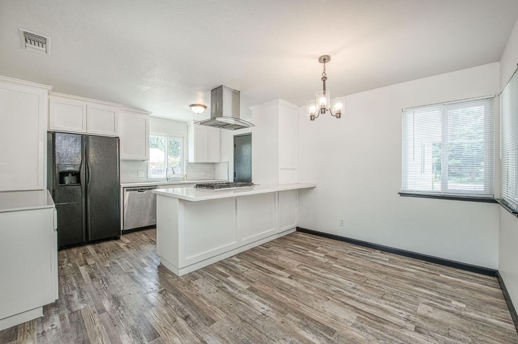 Image 9 of property listing at 1545 Sunnyside Avenue, Clovis, CA 93611