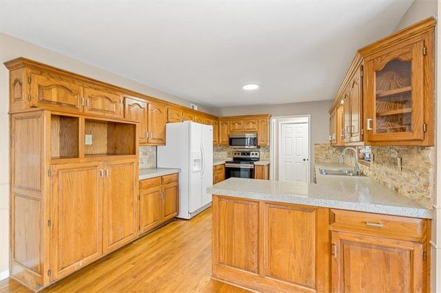 2704 NW Bent Tree Circle, Lee's Summit, MO 64081