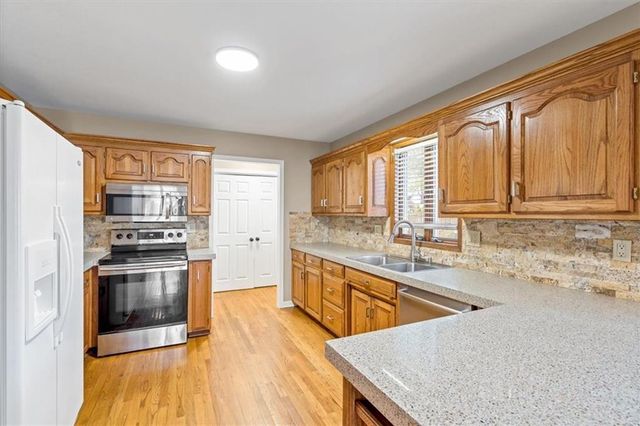 2704 NW Bent Tree Circle, Lee's Summit, MO 64081