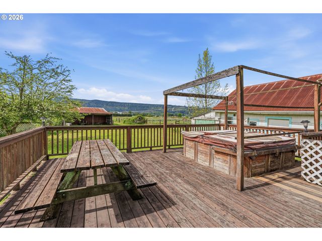 77 S WELCOME SLOUGH Rd, Cathlamet, WA 98612