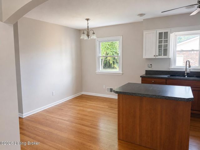 2704 Alps Rd, Louisville, KY 40216