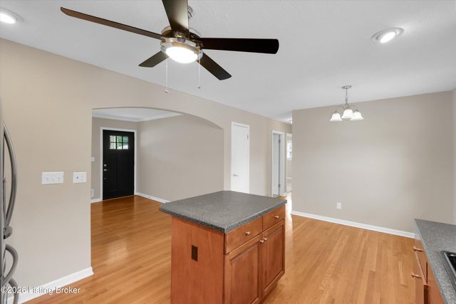 2704 Alps Rd, Louisville, KY 40216