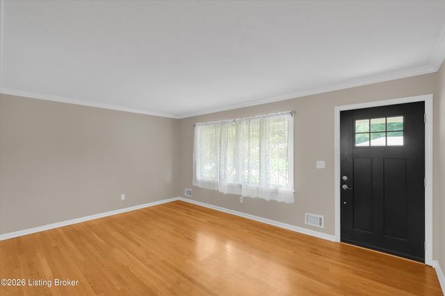 2704 Alps Rd, Louisville, KY 40216