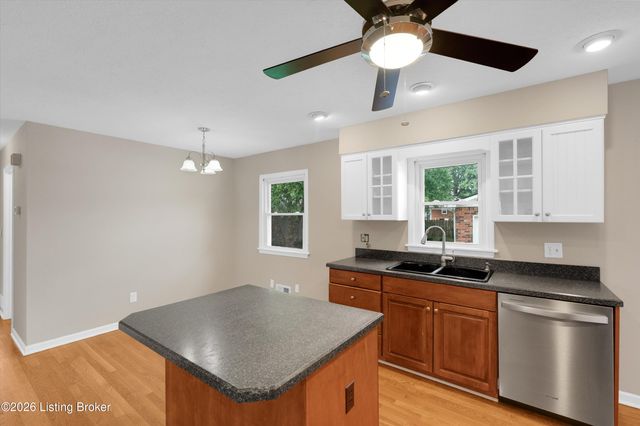 2704 Alps Rd, Louisville, KY 40216