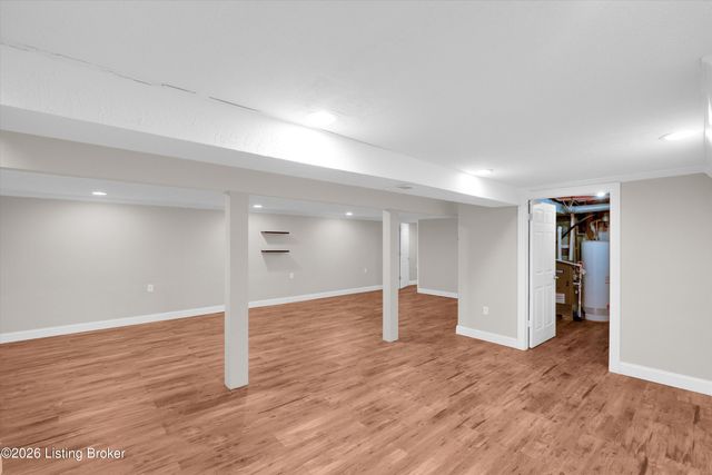 2704 Alps Rd, Louisville, KY 40216