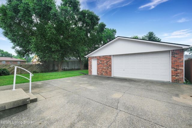 2704 Alps Rd, Louisville, KY 40216