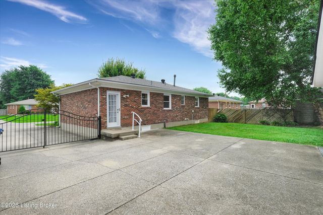 2704 Alps Rd, Louisville, KY 40216