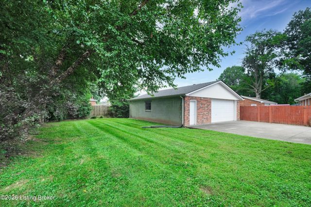 2704 Alps Rd, Louisville, KY 40216