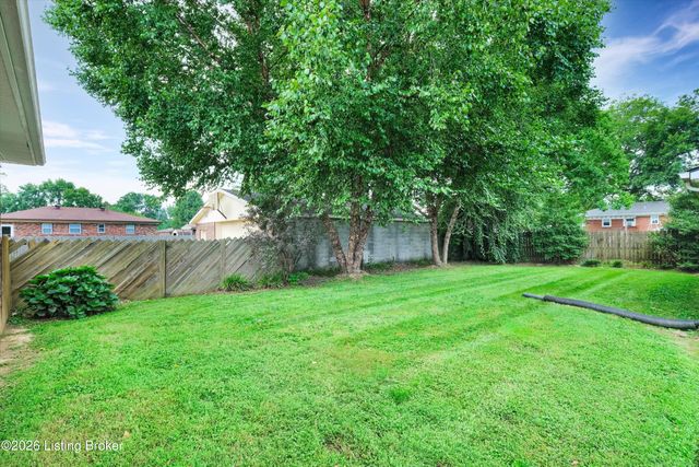 2704 Alps Rd, Louisville, KY 40216