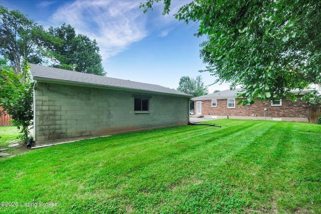 2704 Alps Rd, Louisville, KY 40216