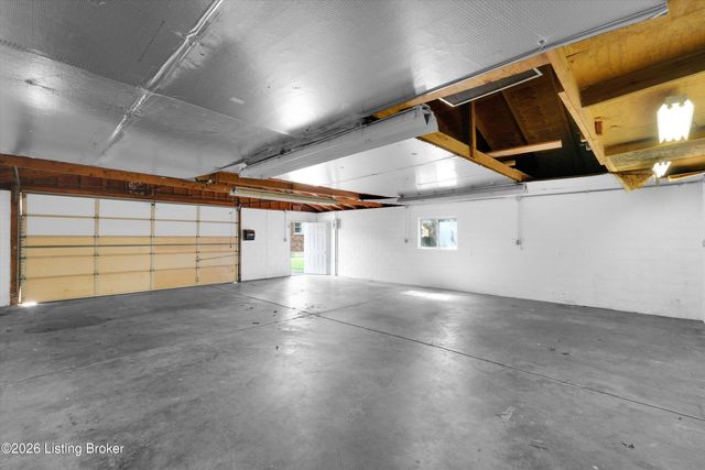 2704 Alps Rd, Louisville, KY 40216