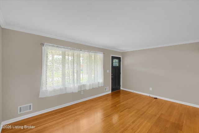 2704 Alps Rd, Louisville, KY 40216