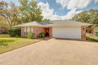 3805 Ravenwood Drive, Bryan, TX 77802