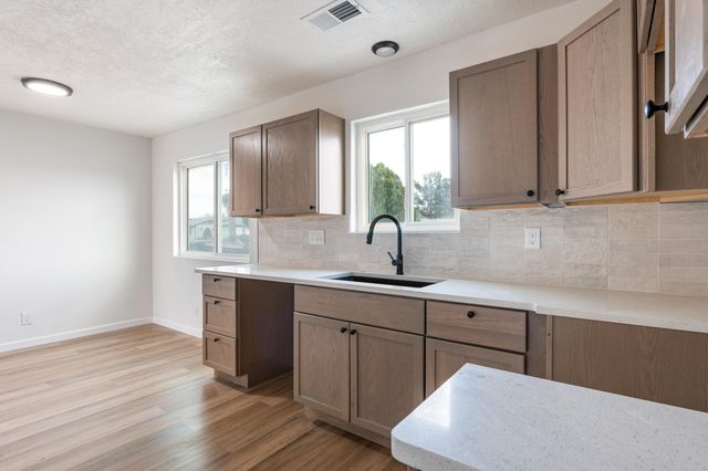 303 Oreja De Oro Drive SE, Albuquerque, NM 87124