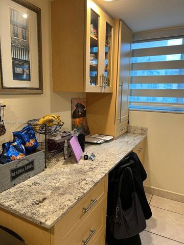 7033 NW 169th St, Hialeah, FL 33015