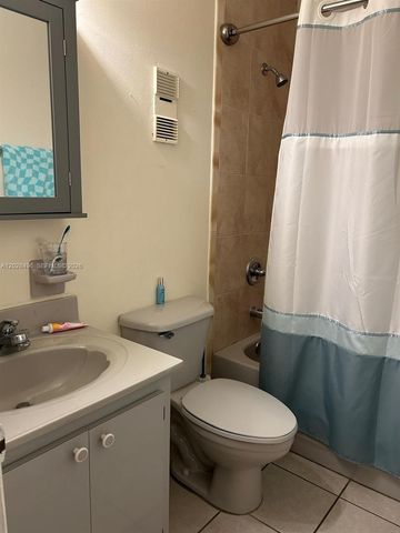 7033 NW 169th St, Hialeah, FL 33015
