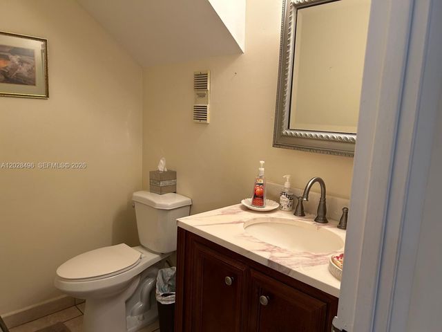 7033 NW 169th St, Hialeah, FL 33015