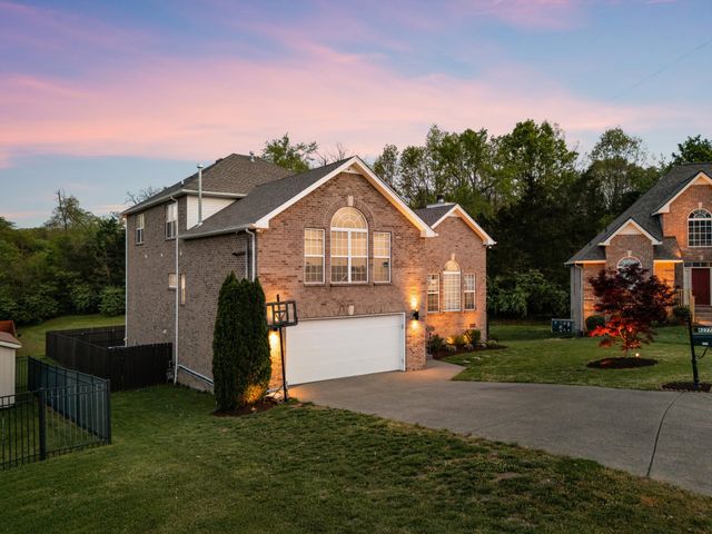 4277 October Woods Dr, Antioch, TN 37013