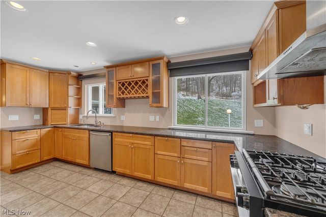 10905 Greenhaven Pky, Brecksville, OH 44141