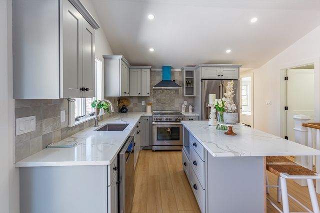 15 Manomet Beach Blvd, Plymouth, MA 02360