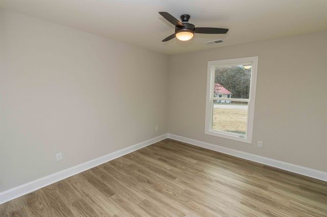 1130 TWIN VIEW CIR, Selmer, TN 38375