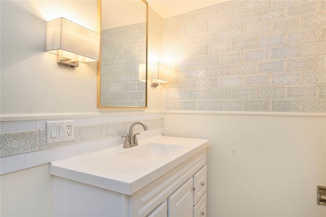 56 Fort Avenue, Cranston, RI 02905