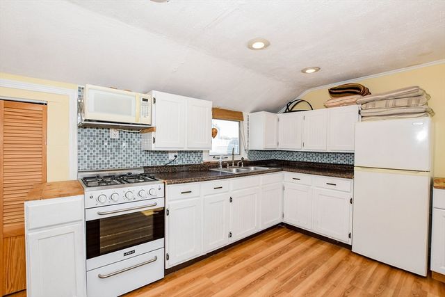 50 Maynard Ln 50D, Bourne, MA 02532