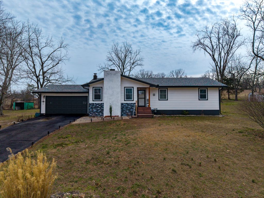 1705 Lakeview Drive, Ava, MO 65608