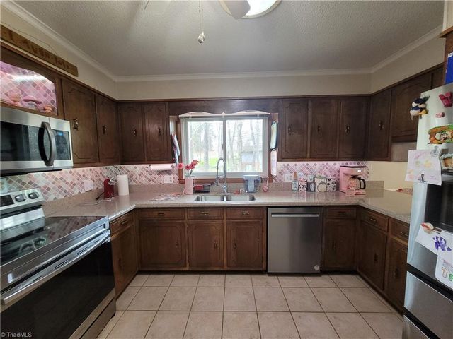 5 Windsor Circle, Thomasville, NC 27360