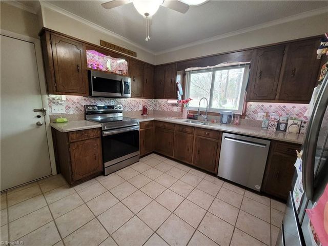 5 Windsor Circle, Thomasville, NC 27360