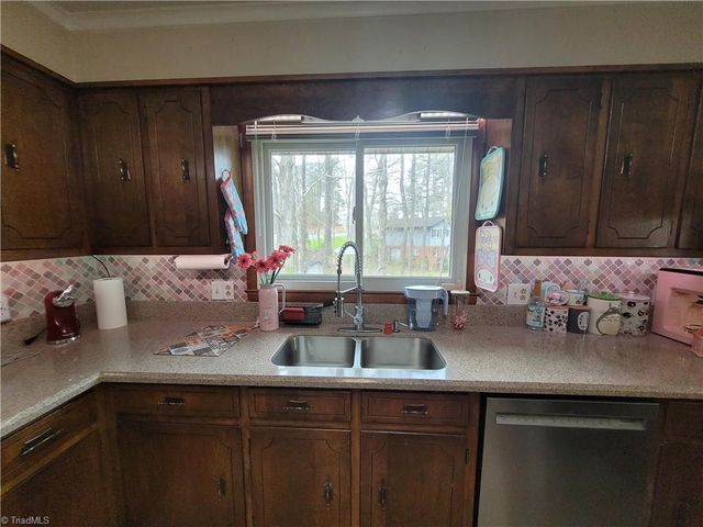 5 Windsor Circle, Thomasville, NC 27360