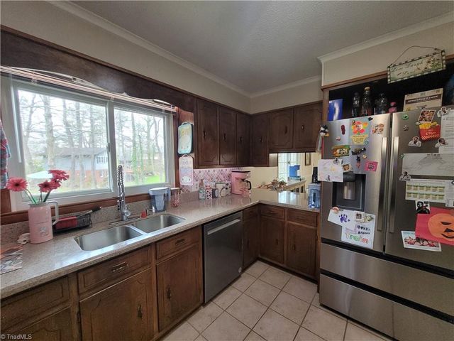 5 Windsor Circle, Thomasville, NC 27360