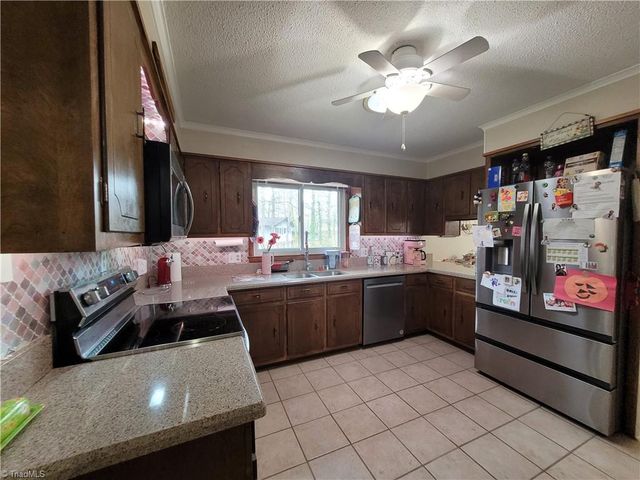 5 Windsor Circle, Thomasville, NC 27360