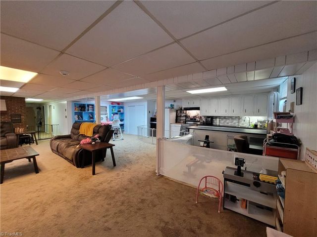 5 Windsor Circle, Thomasville, NC 27360