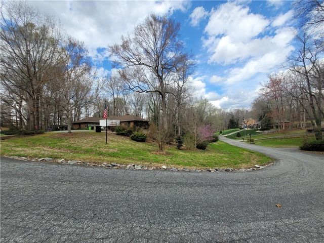 5 Windsor Circle, Thomasville, NC 27360