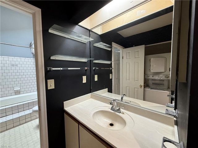 948 Saint Andrews Reach Apt B, Chesapeake, VA 23320