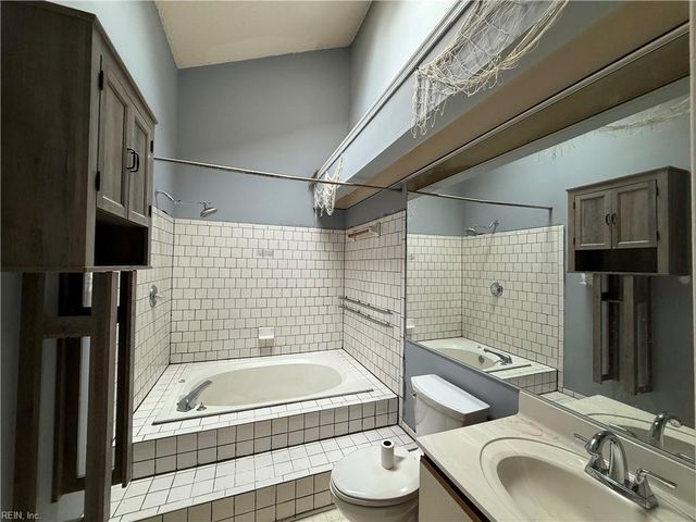 948 Saint Andrews Reach Apt B, Chesapeake, VA 23320