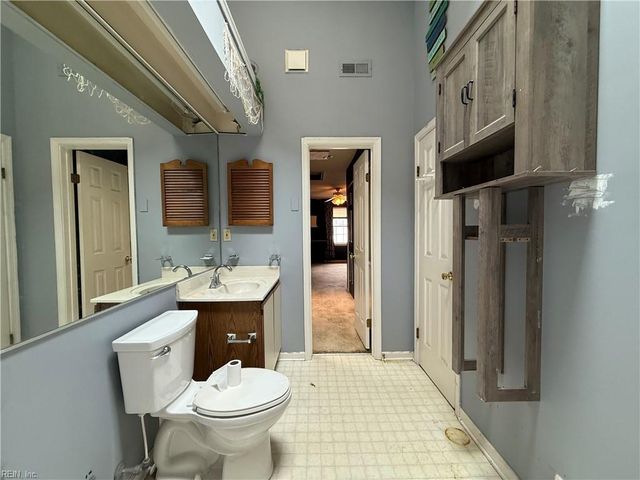 948 Saint Andrews Reach Apt B, Chesapeake, VA 23320