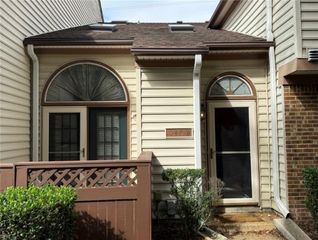 948 Saint Andrews Reach Apt B, Chesapeake, VA 23320