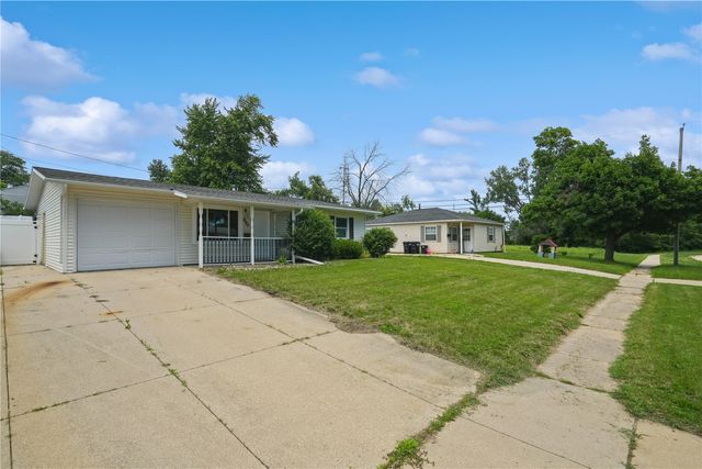 890 S 8th Street, Marion, IA 52302