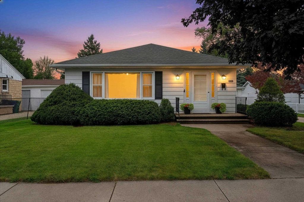 994 ROSCOE STREET, Green Bay, WI 54304