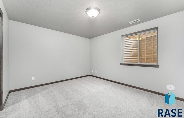 1908 N Concord Dr Drive, Sioux Falls, SD 57110