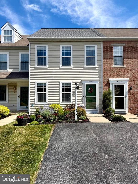Image 1 of property listing at 1079 HEARTHRIDGE LN, York, PA 17404