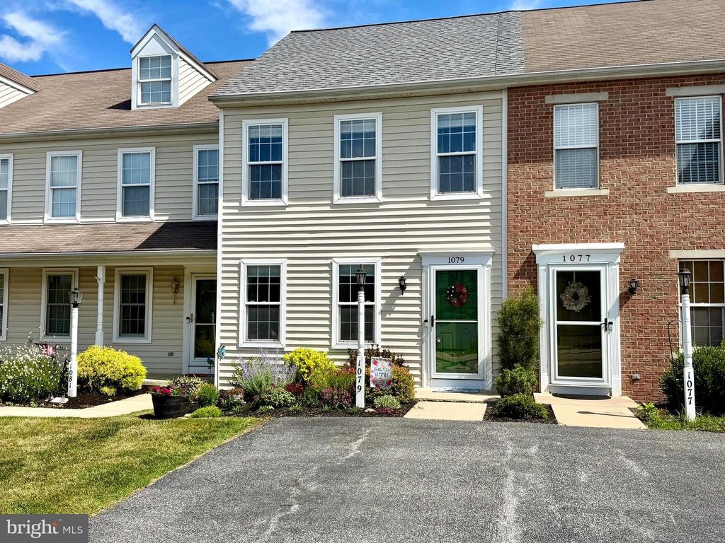 Image 2 of property listing at 1079 HEARTHRIDGE LN, York, PA 17404