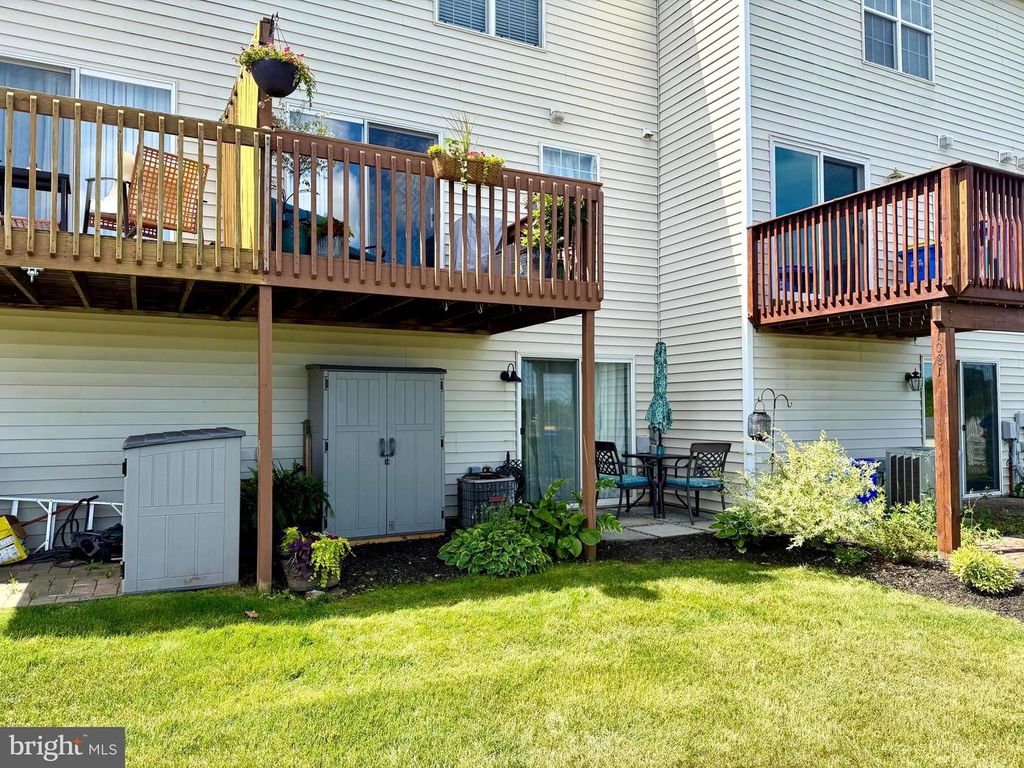 Image 3 of property listing at 1079 HEARTHRIDGE LN, York, PA 17404