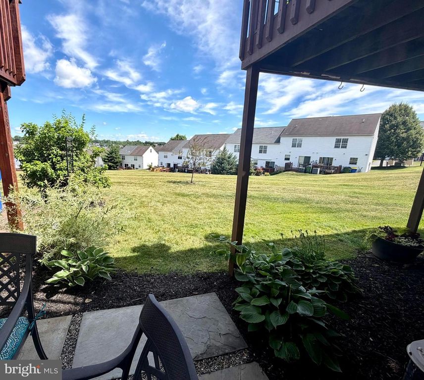Image 4 of property listing at 1079 HEARTHRIDGE LN, York, PA 17404