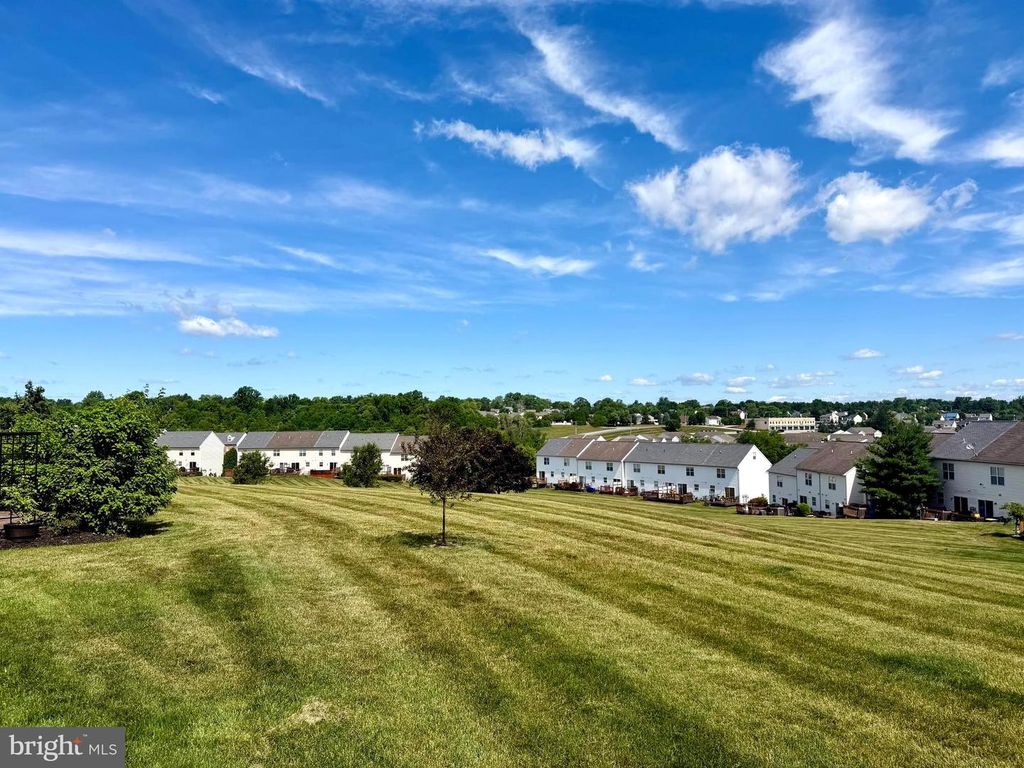 Image 7 of property listing at 1079 HEARTHRIDGE LN, York, PA 17404
