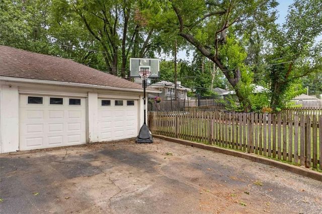 820 W 72nd Street, Kansas City, MO 64114